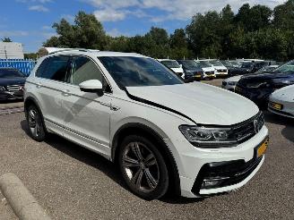 damaged passenger cars Volkswagen Tiguan 2.0 AUTOMAAT TSI 4Motion Highline Business R 2019/7