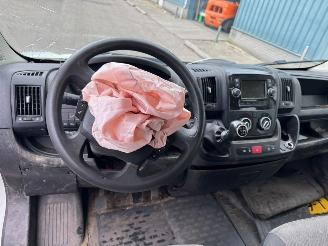 Peugeot Boxer 330 2.2 BlueHDi 140 L2H1 Premium DC picture 10