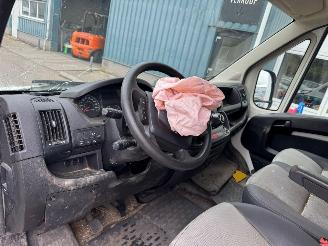 Peugeot Boxer 330 2.2 BlueHDi 140 L2H1 Premium DC picture 9