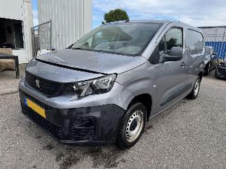 krockskadad bil bedrijf Peugeot Partner 1.6 BlueHDI Pro 2019/10