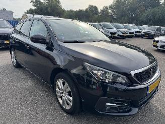 Vaurioauto  passenger cars Peugeot 308 1.2 PureTech Blue Lease Executive 2018/7