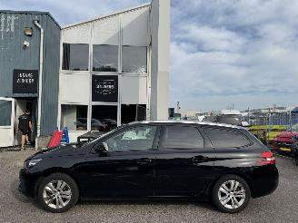 skadebil auto Peugeot 308 1.2 PureTech Blue Lease Executive 2018/7