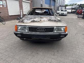 Voiture accidenté Audi 100 100 (C3), Sedan, 1982 / 1991 2.2 CS,CD 1986/1