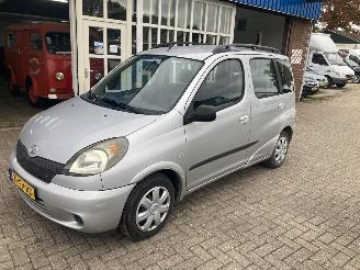 uszkodzony samochody osobowe Toyota Yaris-verso YARIS VERSO 1.3 16V VVTI 2000/3