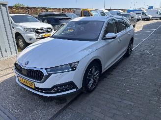 damaged passenger cars Skoda Octavia 1.0 e-TSI BUSINESS EDITION PLUS 2022/5