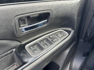 Mitsubishi Outlander 2.4 PHEV INTENSE + picture 13