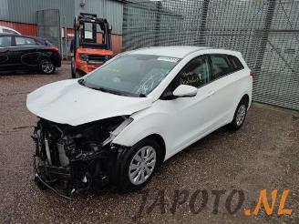 Auto da rottamare Hyundai I-30 i30 Wagon (GDHF5), Combi, 2012 1.6 CRDi Blue Drive 16V VGT 2015/11