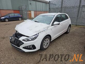 Vrakbiler auto Hyundai I-30 i30 (PDEB5/PDEBB/PDEBD/PDEBE), Hatchback, 2016 1.0 T-GDI 12V Hybrid 48V 2022/10