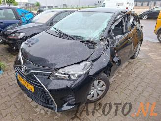 Coche siniestrado Toyota Yaris Yaris III (P13), Hatchback, 2010 / 2020 1.0 12V VVT-i 2016/11