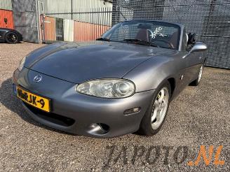 Vrakbiler auto Mazda MX-5 MX-5 (NB18/35/8C), Cabrio, 1998 / 2005 1.6i 16V 2002/4