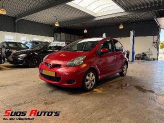 Vaurioauto  passenger cars Toyota  1.0-12V Aspiration Red 93.000 NAP! 2010/12