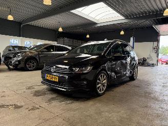 Schadeauto Volkswagen Golf Sportsvan 1.4 TSI Highline 2017/2