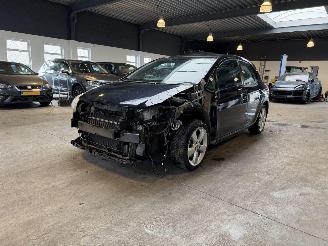 uszkodzony samochody osobowe Toyota Auris 1.8 Full Hybrid Dynamic 2012/2