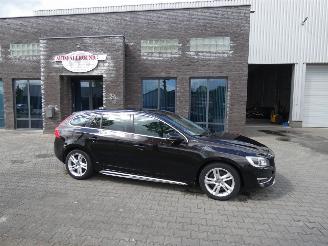 Schadeauto Volvo V-60 PLUG IN HYBRID 2.4 D6 AWD Pl.i Sum. 2014/2