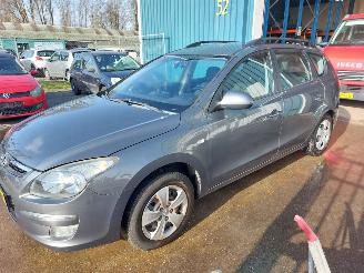 Vaurioauto  passenger cars Hyundai I-30 i30 Crosswagon (WWH) Combi 1.6 CVVT 16V 2010/3