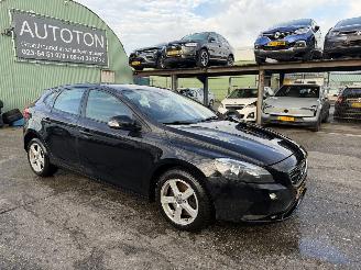 Damaged car Volvo V-40 2.0 D3 110KW Clima Navi 5-Deurs 2012/10