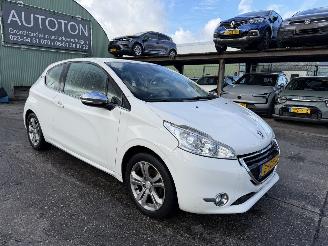 Unfallwagen Peugeot 208 1.2 60KW Allure Navi Clima NAP 2013/3