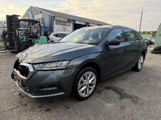 Voiture accidenté Skoda Octavia 1.5 E-TSI 110KW Autom. Clima Navi Business Edition Sfeerverlichting 2021/6