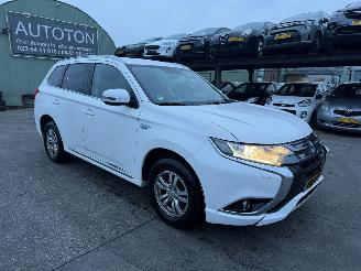 Vaurioauto  passenger cars Mitsubishi Outlander 2.0 PHEV 89KW Autom. Clima Navi Led Business Edition NAP 2015/12