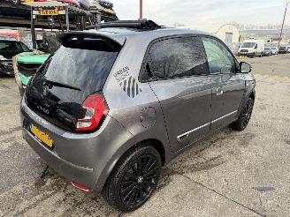 Schadeauto Renault Twingo 22 kWh 60KW R80 E-Tech Serie Limitee Urban Night Cabrio Clima Navi Led 2023/6