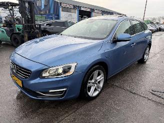 Schadeauto Volvo V-60 2.4 D6 AWD PHEV 158KW Autom. Schuifdak Clima Navi Led NAP 2013/10