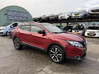 Schadeauto Nissan Qashqai 1.2 85KW Pano Clima Navi Premier Edition Led 360view 2014/8