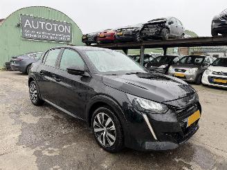 krockskadad bil auto Peugeot e-208 50 kWh 100KW Autom. Clima Navi Led Active Pack NAP 2023/9