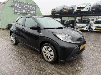 krockskadad bil auto Toyota Aygo X 1.0 VVT-I 53KW Airco Navi Led Camera MT Play NAP 2022/12