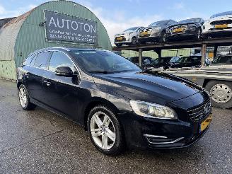 Schadeauto Volvo V-60 2.4 D6 AWD PHEV Autom. Clima Navi Schuifdak Summum Camera 2013/12
