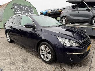 Schadeauto Peugeot 308 1.6 Bluehdi 88KW Pano Clima Navi Camera Executive Pack NAP 2015/11