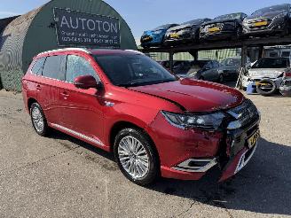 damaged passenger cars Mitsubishi Outlander 2.4 PHEV 99KW Clima Navi Schuifdak IntenseNAP 2019/1