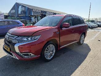 krockskadad bil auto Mitsubishi Outlander 2.4 PHEV 99KW Clima Navi Schuifdak IntenseNAP 2019/1