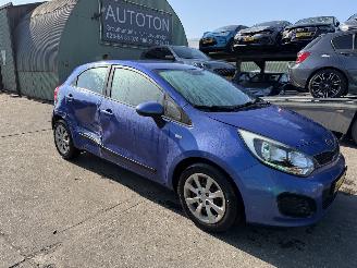 krockskadad bil auto Kia Rio 1.2 CVVT 63KW Clima 5-Drs Comfort Pack NAP 2012/3
