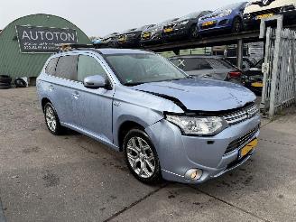 Voiture accidenté Mitsubishi Outlander 2.0 PHEV Autom. Clima Navi Executive Edition 2014/6