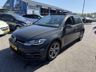 krockskadad bil auto Volkswagen Golf 1.0 TSI DSG Pano Clima Navi Virtual Dash Highline R 5 Deurs NAP 2018/1