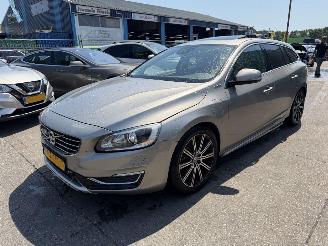 Schadeauto Volvo V-60 2.4 D6 AWD 158W PHEV Schuifdak Clima Navi Leer Camera Summum NAP 2013/12
