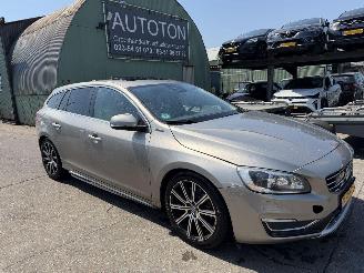 Unfallwagen Volvo V-60 2.4 D6 AWD 158W PHEV Schuifdak Clima Navi Leer Camera Summum NAP 2013/12