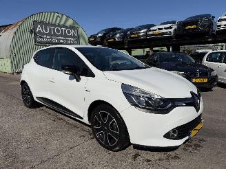 Damaged car Renault Clio 0.9 TCE 66KW Clima Navi Led 5-Drs Night & Day 2015/5