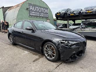 krockskadad bil auto Alfa Romeo Giulia 2.0T 147KW Autom. Super Clima Navi NAP 2017/2