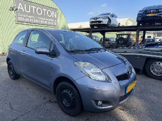 damaged passenger cars Toyota Yaris 1.3 VVTi 74KW Automaat Clima Aspiration NAP 2010/6