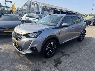 Schadeauto Peugeot e-2008 50 kWh 100KW Allure Pack Clima Navi Led 2021/1