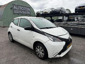 Schadeauto Toyota Aygo 1.0 VVT-I 51KW Airco 5-Drs X-Now 2016/7
