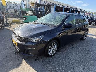 Schadeauto Peugeot 308 1.2 96KW Autom. Pano Clima Navi Blue Lease Premium 5-Drs NAP 2018/5