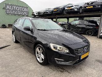 Damaged car Volvo V-60 2.0 D4 133KW Autom. Schuidak Clima Navi Xenon Leer Camera Momentum NAP 2014/3