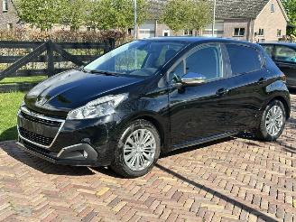 damaged passenger cars Peugeot 208 1.2 Signature 2019/12