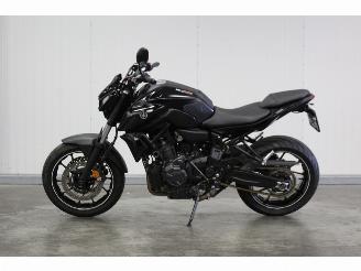 krockskadad bil motor Yamaha MT-07 lichte rijdbare schade 2021