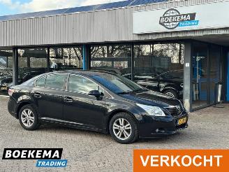Damaged car Toyota Avensis 2.0 VVTi Dynamic Automaat Navigatie Clima Cruise 2009/4