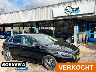 Damaged car Hyundai I-30 1.5 T-GDi MHEV Stoel&Stuur Verwarming + Ventilatie Navigatie Camera 2020/11