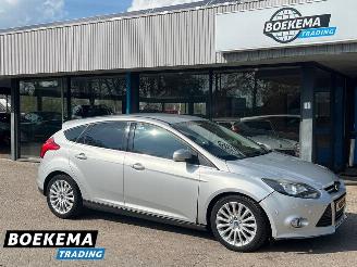 Damaged car Ford Focus 1.0 TItanium Ed. Plus Navigatie Cruise PDC 2014/6