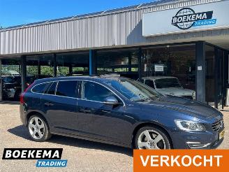 Unfallwagen Volvo V-60 2.4 D6 AWD Plug-In Hybrid Summum Open dak Navi Xenon 2013/10